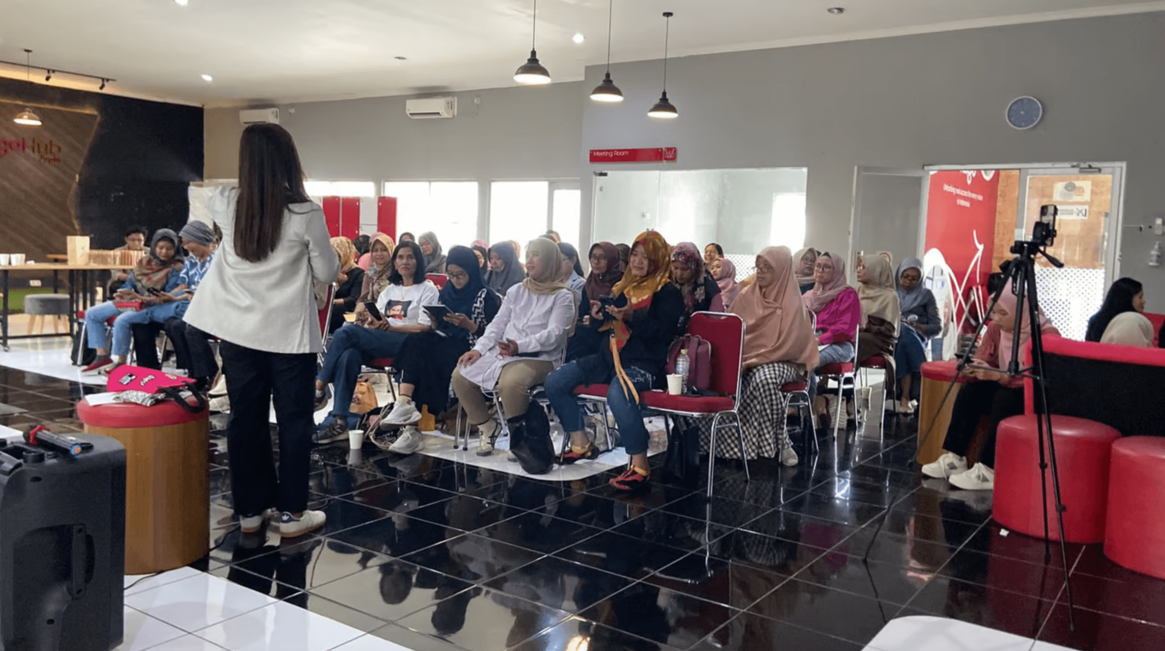 Tingkatkan Kapasitas Digital UMKM Perempuan, Indigo dan Komunitas Usaha Perempuan Adakan Workshop AI dan Media Sosial